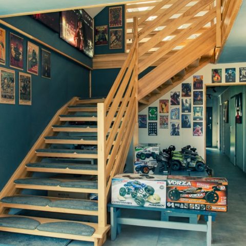 Plakaty i wejście do Sali Gier w BezSpin Klubie