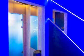 Łazienki z prysznicami na Arenie Mocy