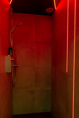 Łazienki z prysznicami na Arenie Mocy