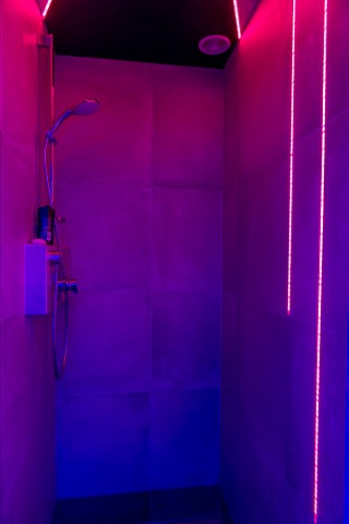 Łazienki z prysznicami na Arenie Mocy