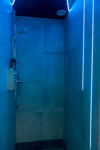 Łazienki z prysznicami na Arenie Mocy