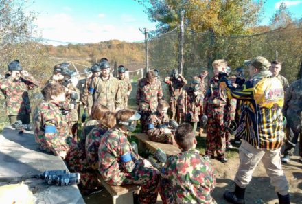 Jak celować w paintballu i jak trzymać marker do Paintballa