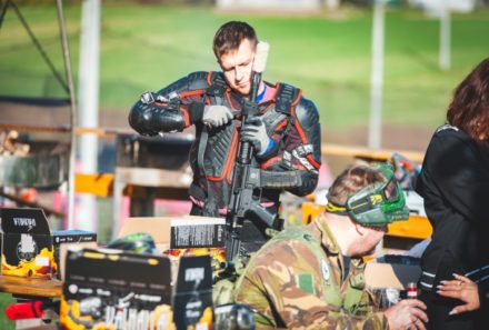 Jak napełnić butle do paintballa?