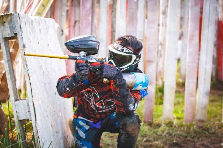 Ewolucja pól paintballowych – jak zmieniały się poligony na przestrzeni lat